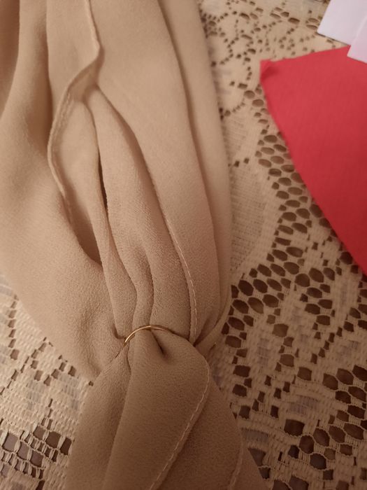 Minunata brosa cu pietre semiprețioase pentru esarfa