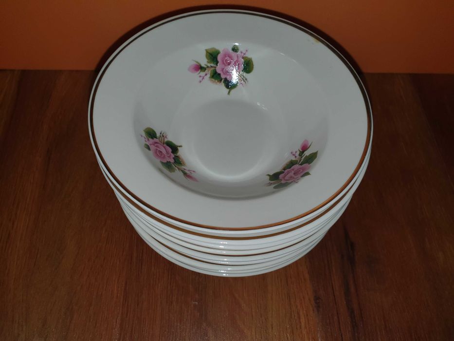 Продам 2 набора тарелок. Хайтинский фарфоровый завод (СССР).