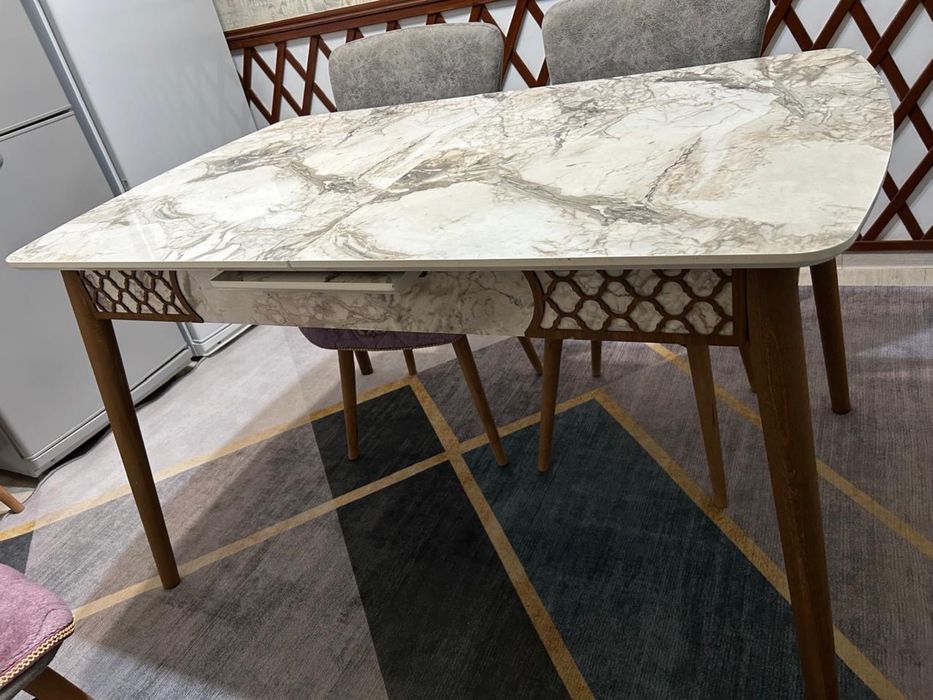 Стол без стульев