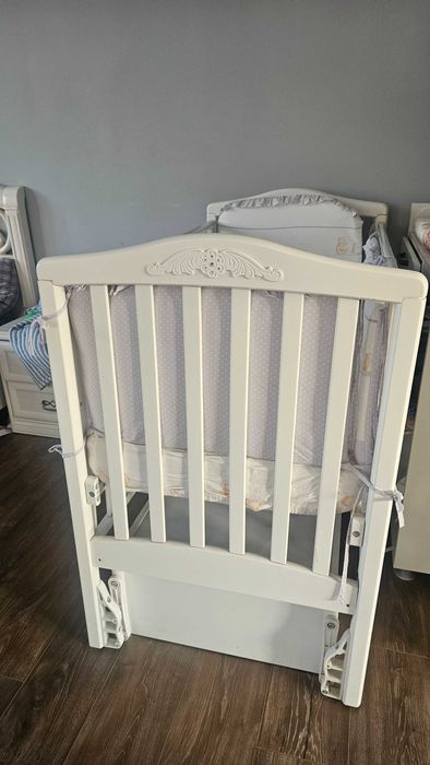 Кроватка детская с маятником