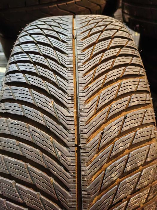 245/45/19 Шина 1шт в отличном состоянии