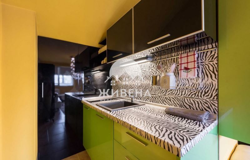 Продава се Къща в Варна, Център - 821 кв.м за 1056 €/кв.м - Снимка #3