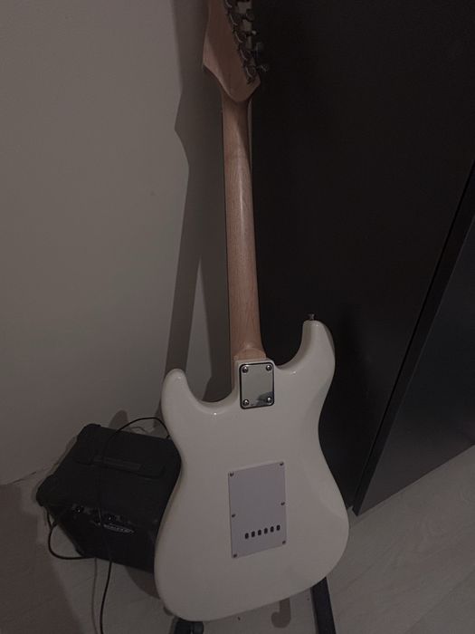 Продаю электро гитару полный комплект