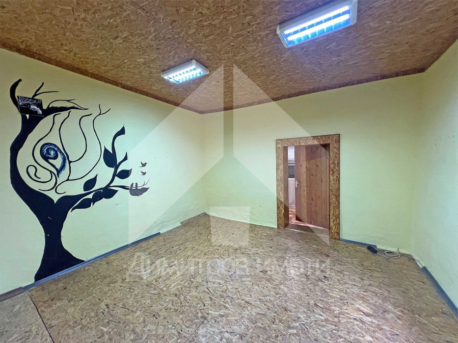 Продава малка, компактна самостоятелна къща с двор гр. Нови пазар.