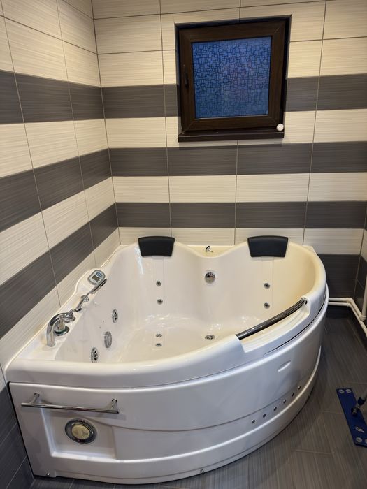 Jacuzzi sparios pentru 2 sau mai multe persoane