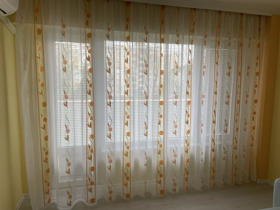 Готово перде с оранжев детайл