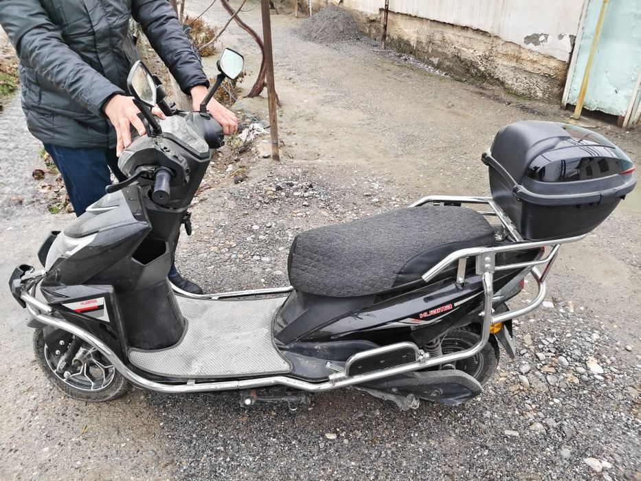 Skuter sotiladi xolati yaxshi 70ga 70 zaryati tezligi