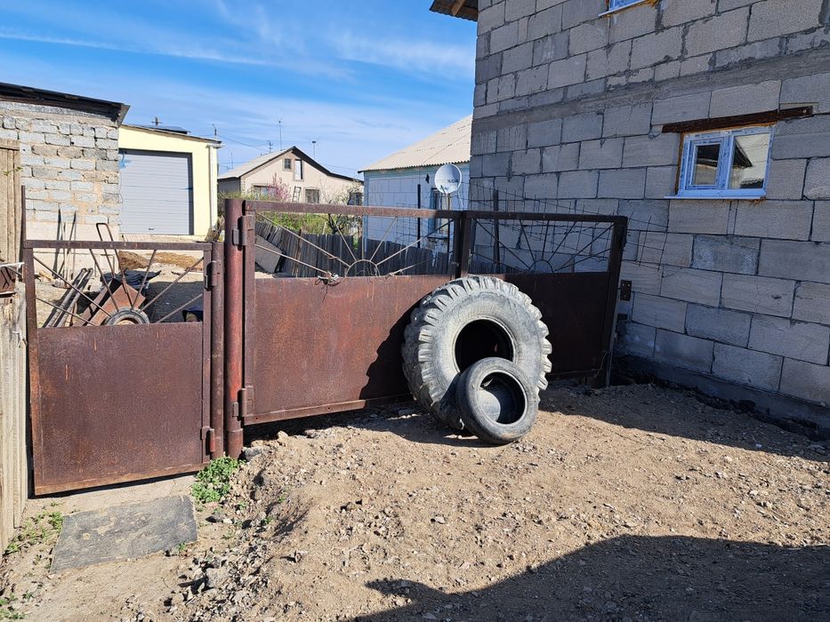 Забор железный мощный.