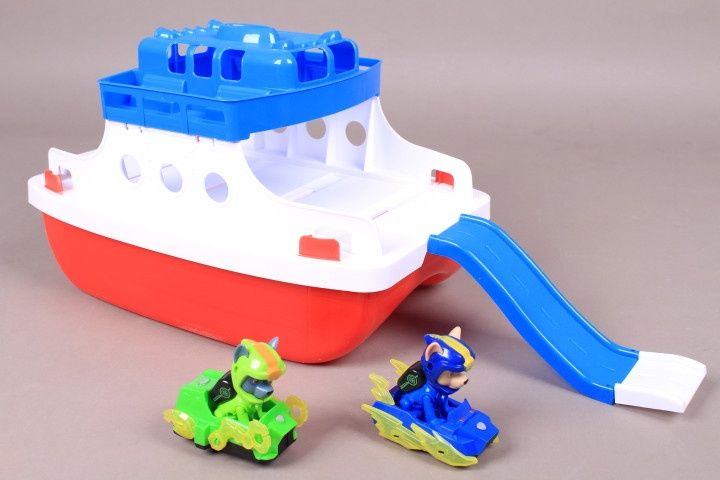 Огромна яхта с кученцата на Пес Патрул