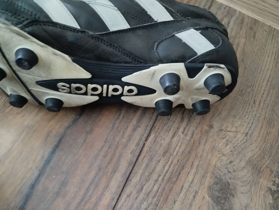 Продавам кожени бутонки ADIDAS