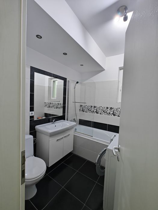 Apartament de 3 camere de închiriat