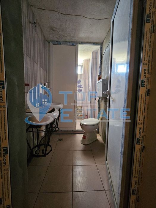 Реновирана къща с голям двор и гараж в село Самоводене