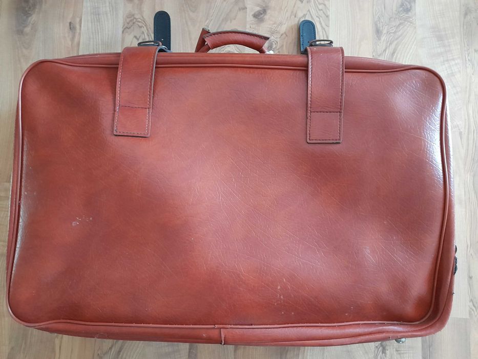 Vand geamantane vintage