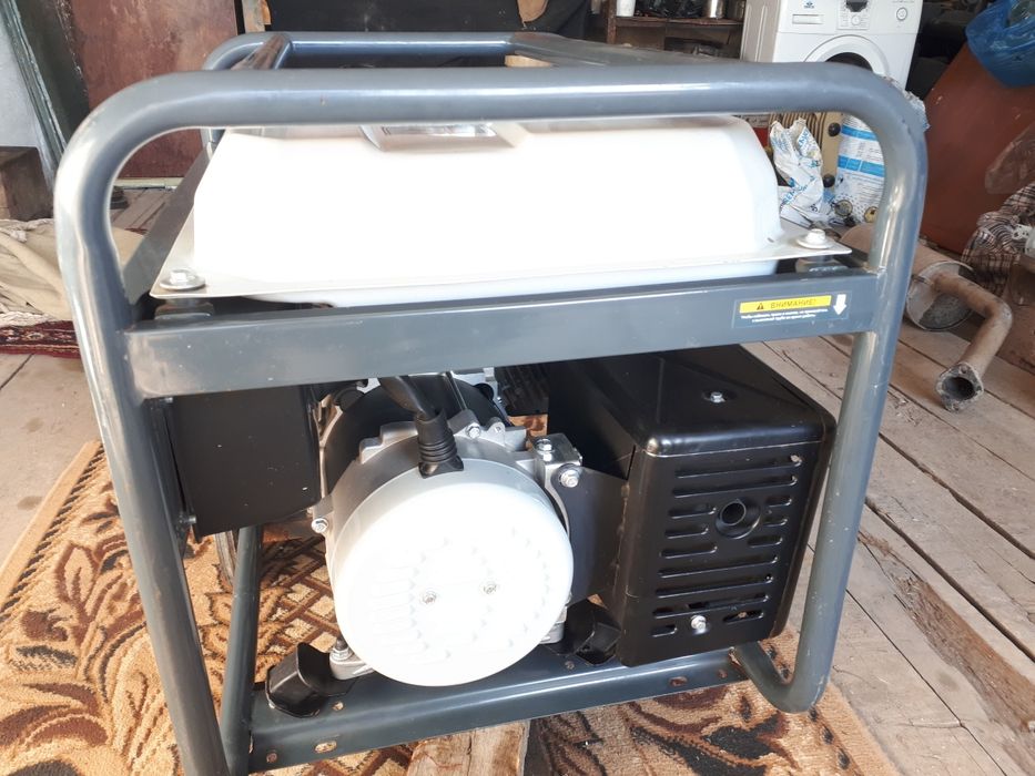 Продам бензиновый генератор