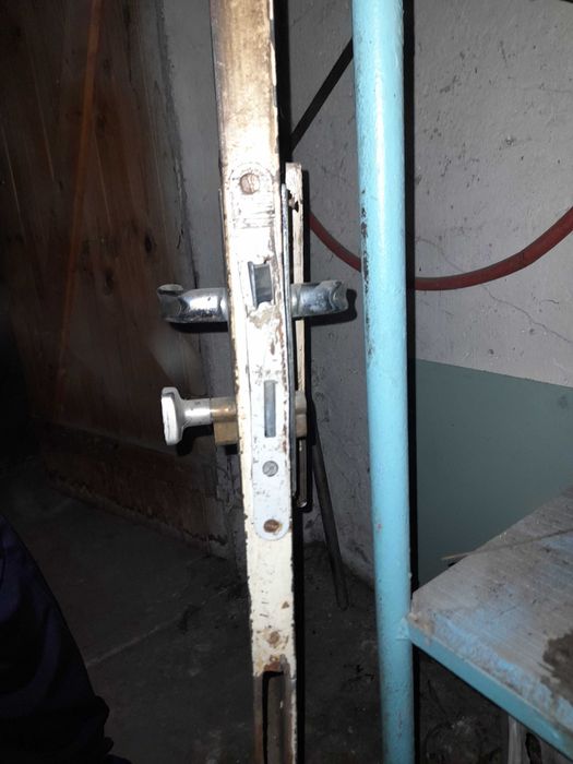 Продавам желязна врата с стъкла.