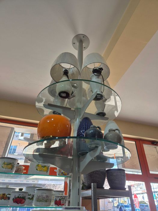 Метална тръбна стойка със стъклени рафтове