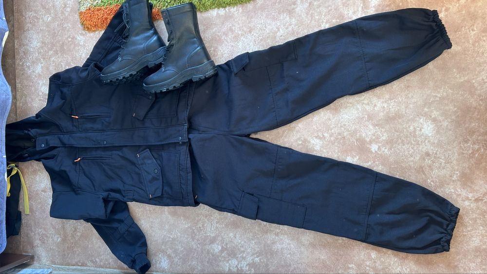 Продам теплый специальный костюм и берцы-ботинки