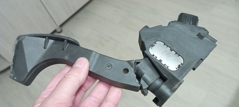 Педаль акселиратора, газа