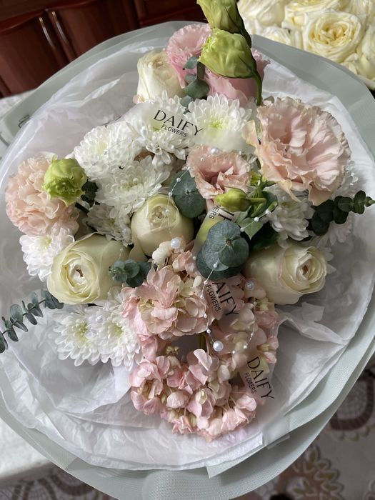 Букет из гортензии, роз, хризантемы и тд