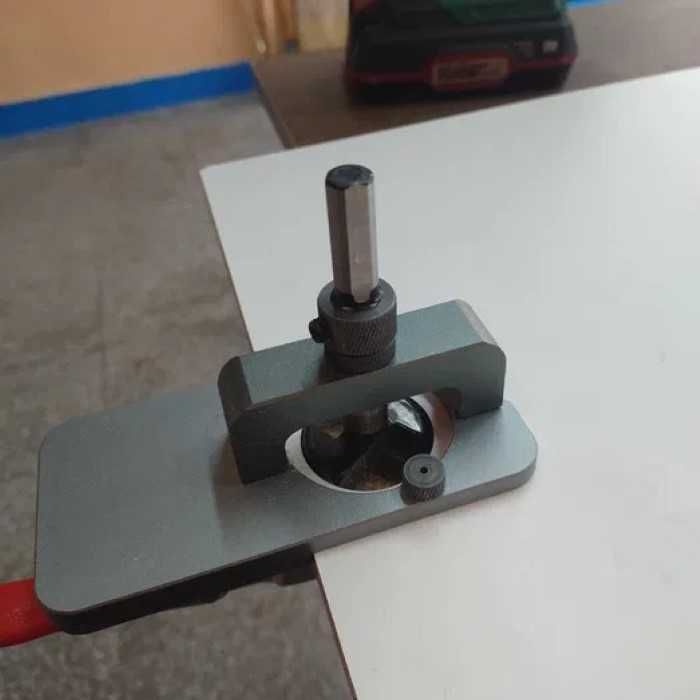 Водач с фрезер и ограничител за пробиване отвори на мебелни панти