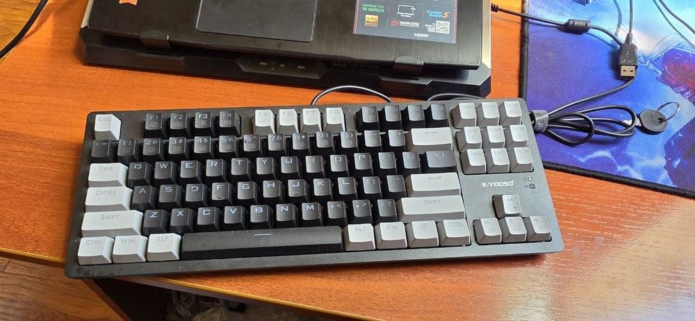 Ноутбук MSI+Подставка с охлаждением+клавиатура+ мышка