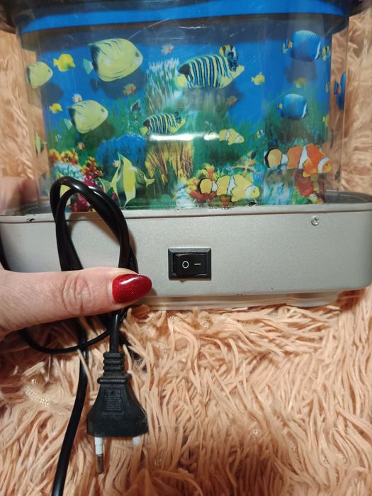 Декоративна лампа със движещи се рибки на ток.