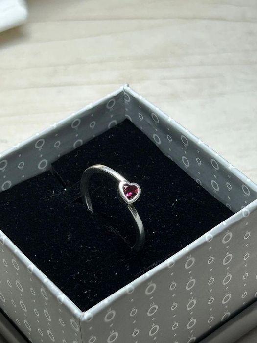 кольцо ассиметричное красное сердце