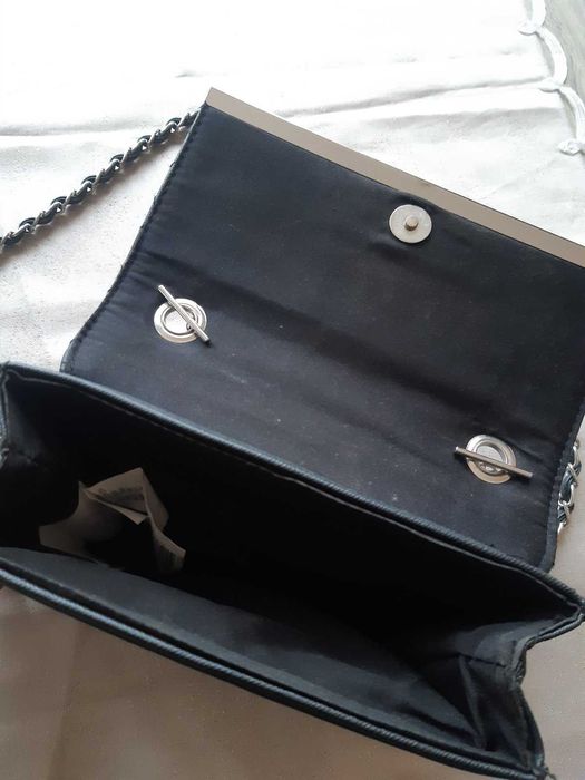 Малка черна чантичка