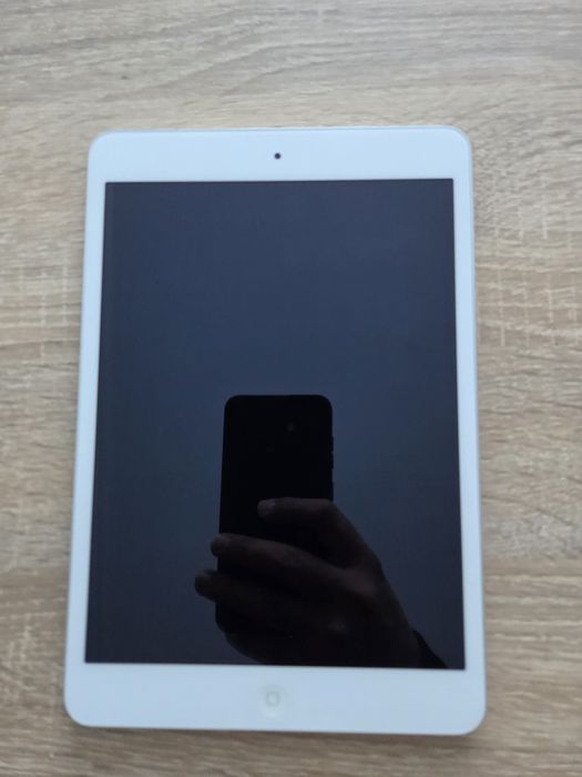 IPad mini 2 +слушалки +чисто нов кабел