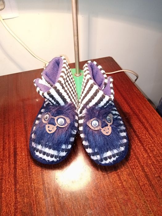 Продаю детские тапочки на липучке