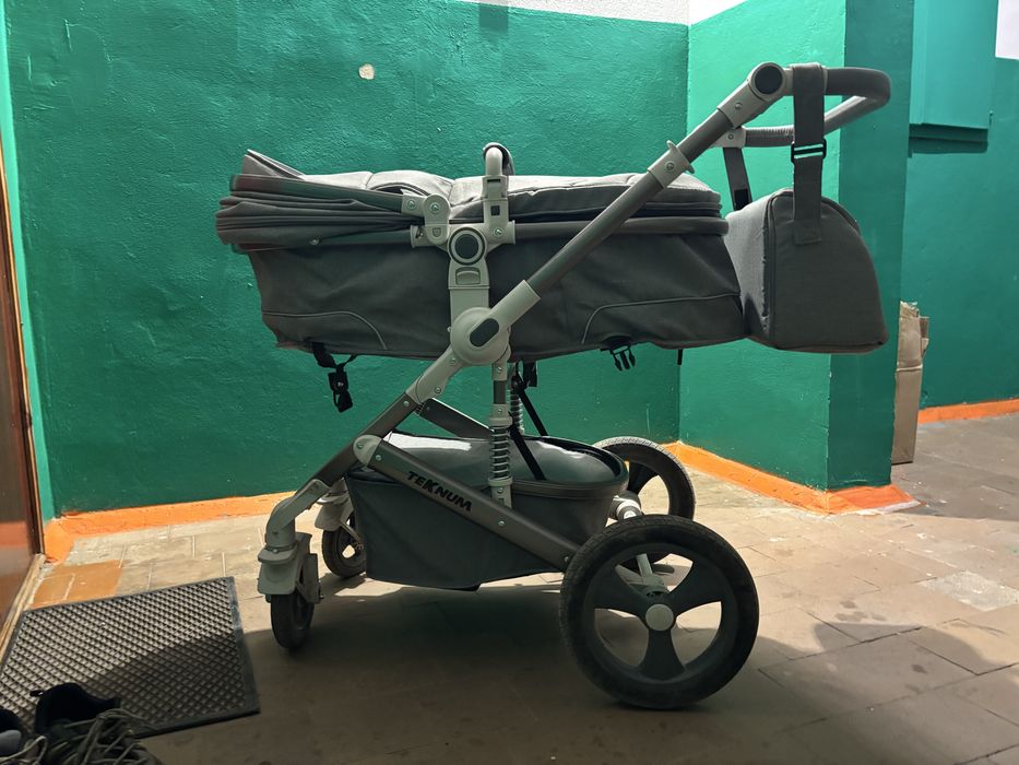 Продаеться кроватка, коляска и стульчик