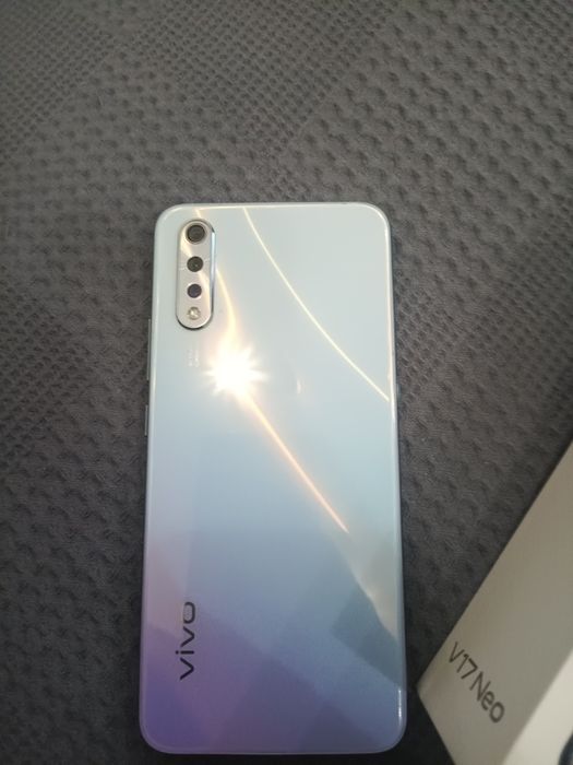 Телефон  Vivo V17 Neo