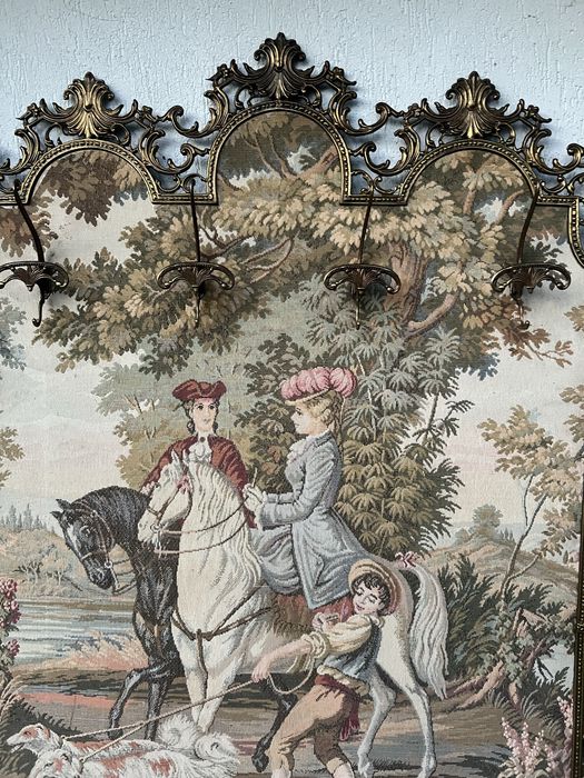 Cuier perete din bronz si tapiserie goblen