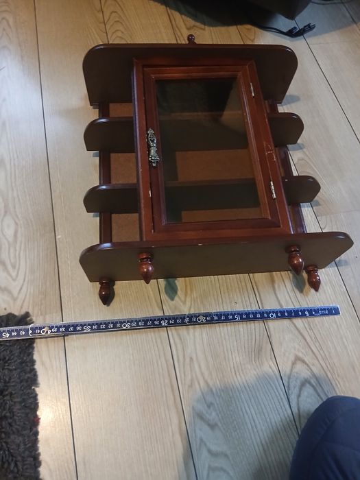 Dulap -vitrina,in miniatură.
