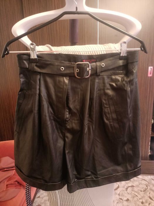 Vând pantaloni scurți dama noi