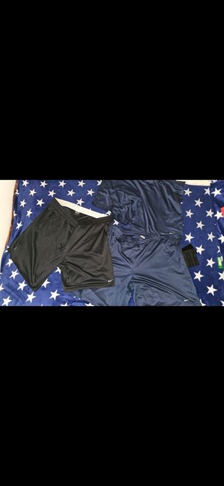 Pantaloni scurti noi