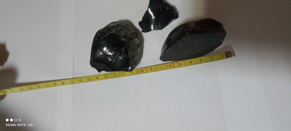 Obsidian bruta neagra