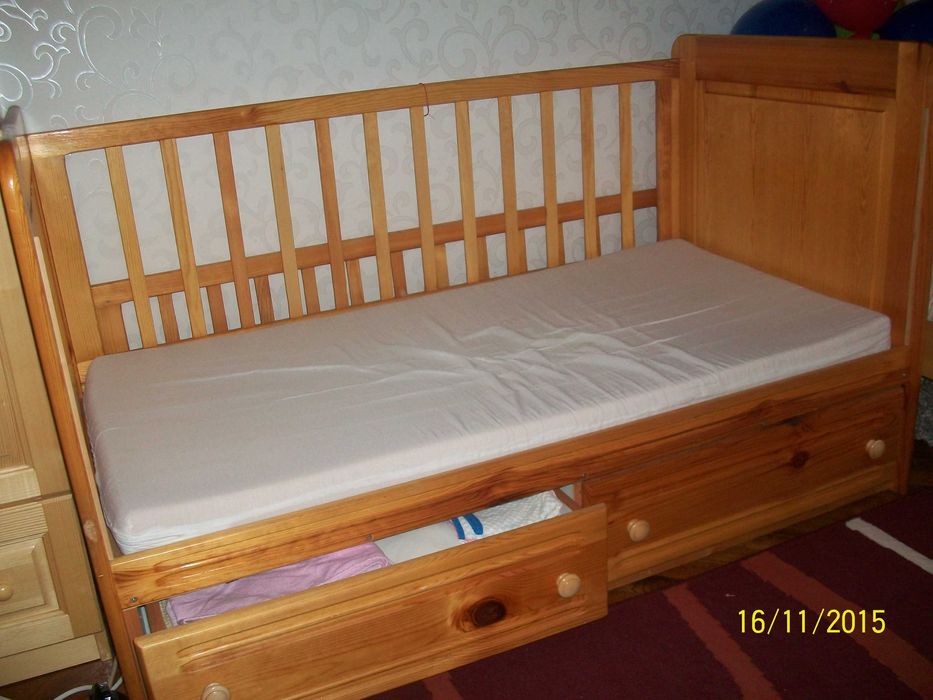 Детска кошара с две чекмеджета от чам + детски матрак