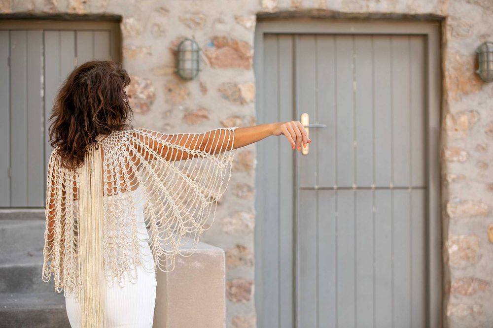 Уникалена наметка ръчно плетена с ресни в злато и чанта