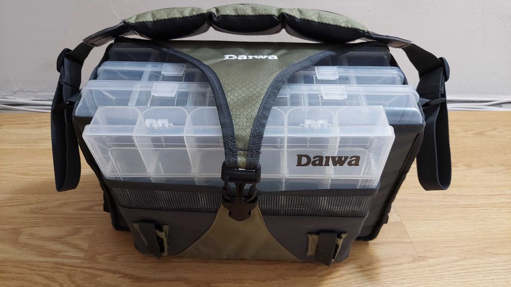Geanta Daiwa cu 4 cutii pentru naluci