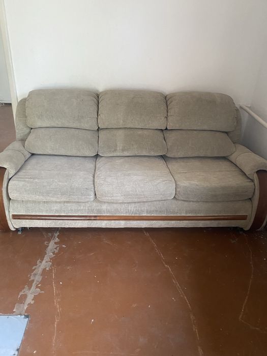 Диван в б/у.