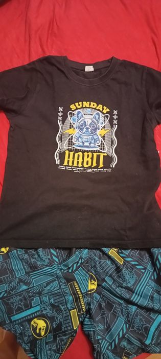 Тениска и къси панталони