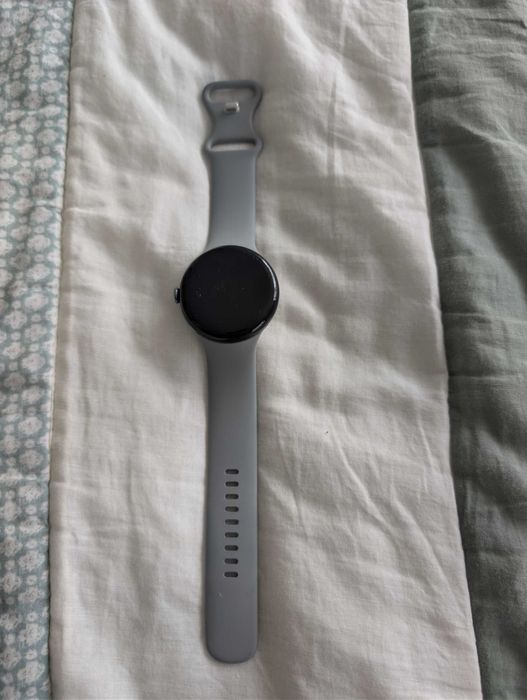 Google Pixel Watch 3 45mm WiFi смарт часовник и стойка за зареждане