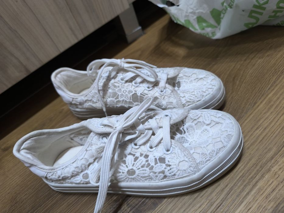 Бели дантелени обувки