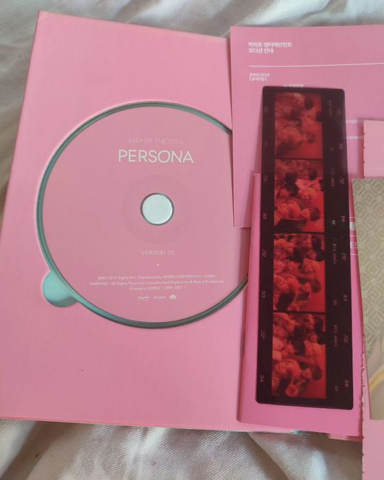 Кпоп албуми на KARD "You & me" и на BTS "Persona"