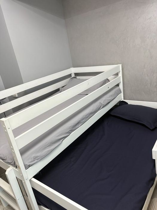 Продам двухъярусную кровать с матрасом