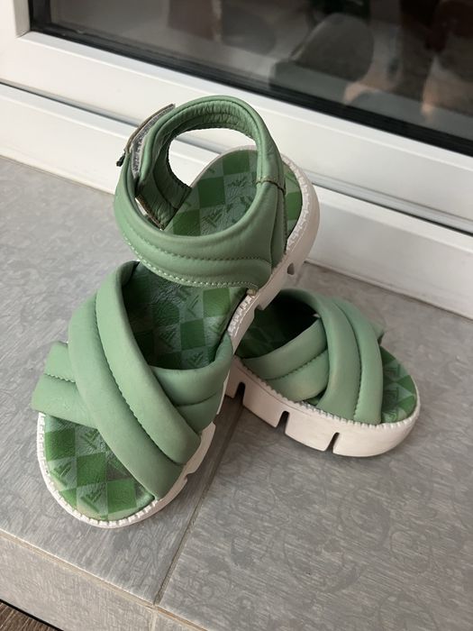 Продам детскую обувь