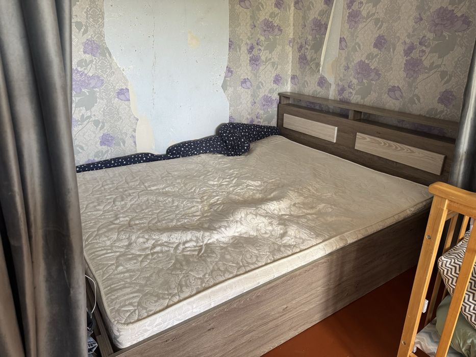 Продам двухспальную кровать с матрасом