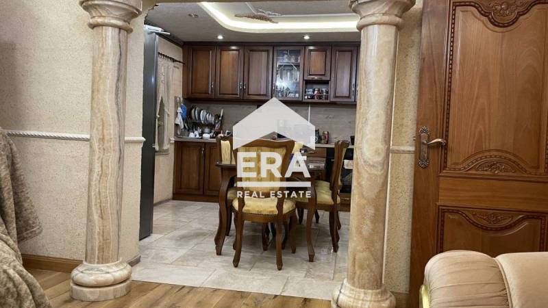 Уникална реновирана каменна къща с двор, гараж, плевня и беседка в се