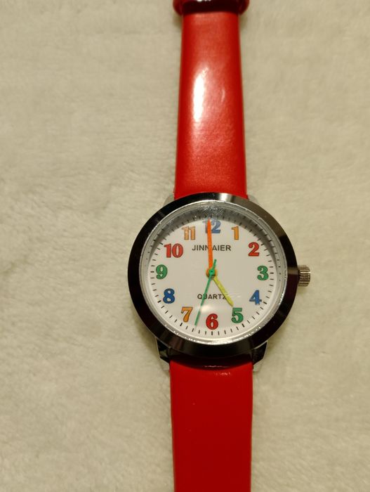 Кварцов часовник с цветен дисплей